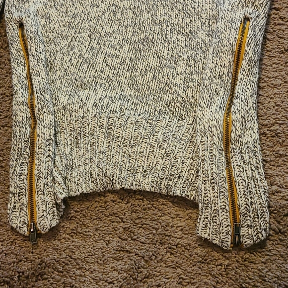 Unique knit sweater with side zippers - Picture 3 of 6